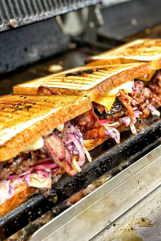 Useampia Melt Toasteja parilalla